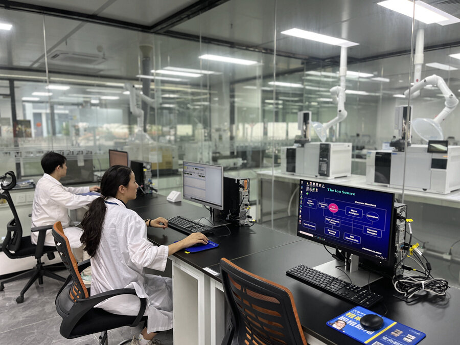 机械臂代替人工,押出打饼、自动码垛,最终绕成卷轴。 机械臂代替人工,押出打饼、自动码垛,最终绕成卷轴。