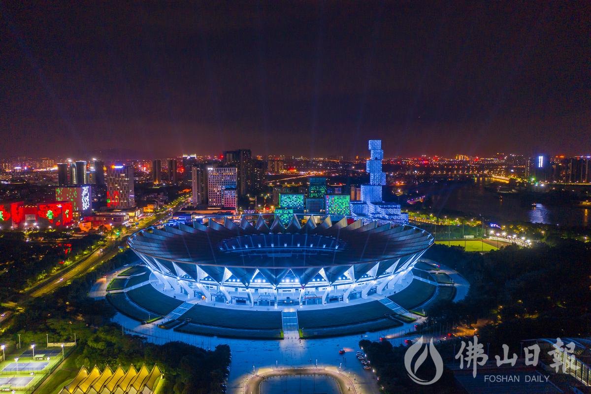7月1日,佛山新城夜间经济配套项目首期标志性建筑正式亮相。/佛山日报记者王澍摄