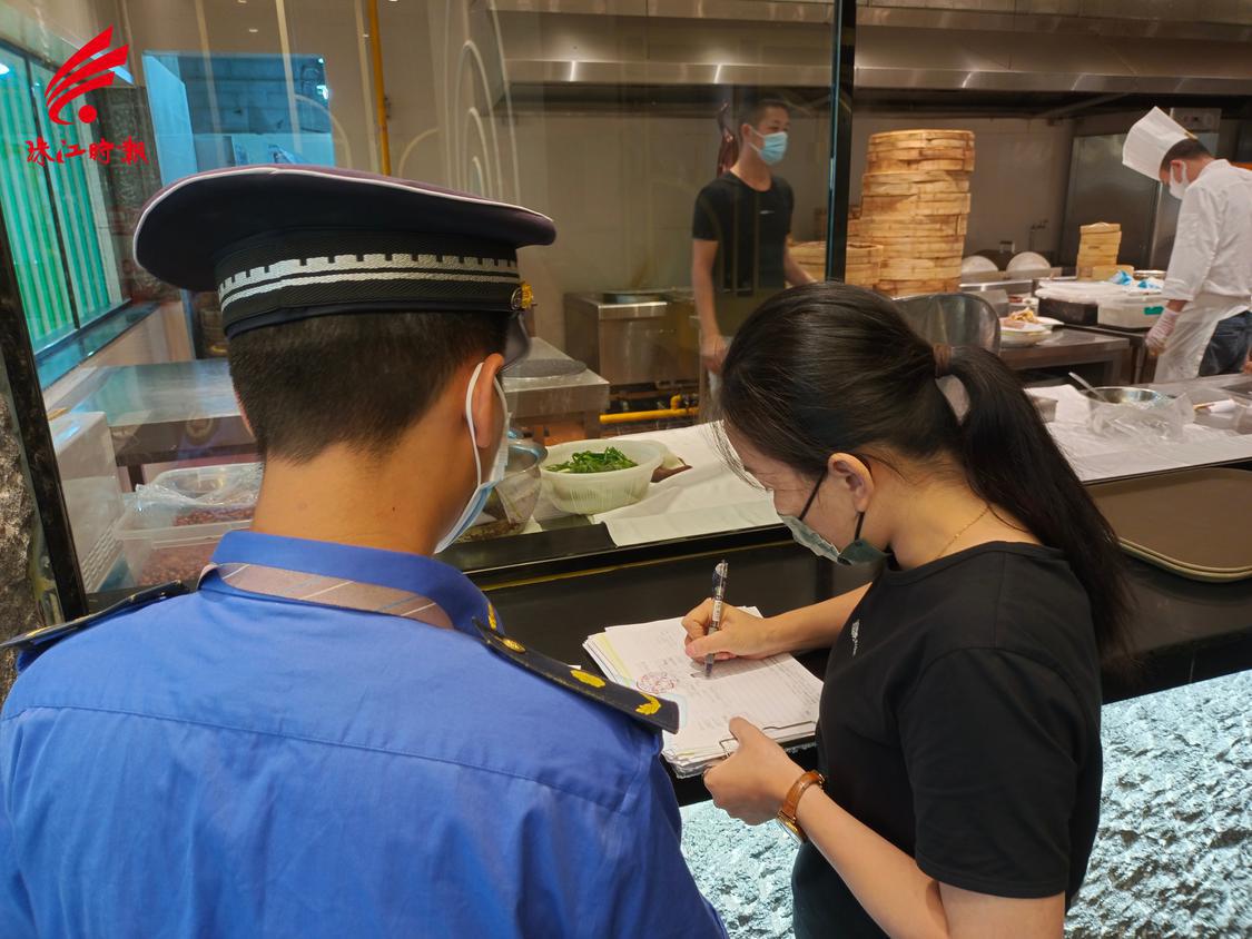 执法人员对油烟排放超标餐饮店出具相关文书.jpg