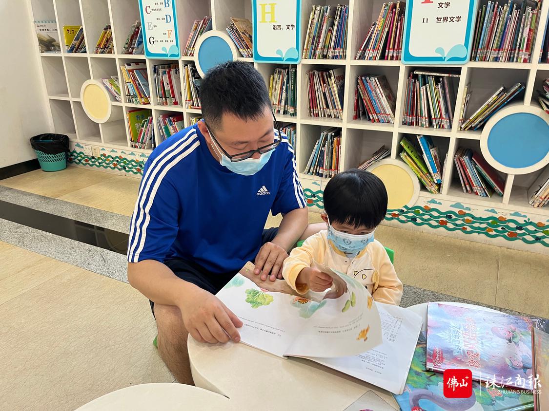 家长陪同孩子在顺德少年儿童图书馆阅读.jpg