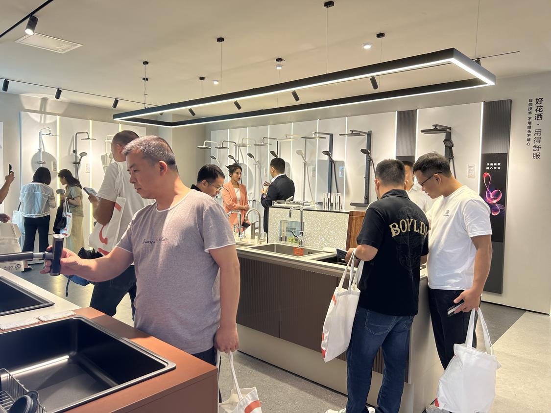客商参观日丰卫浴产品。.jpg