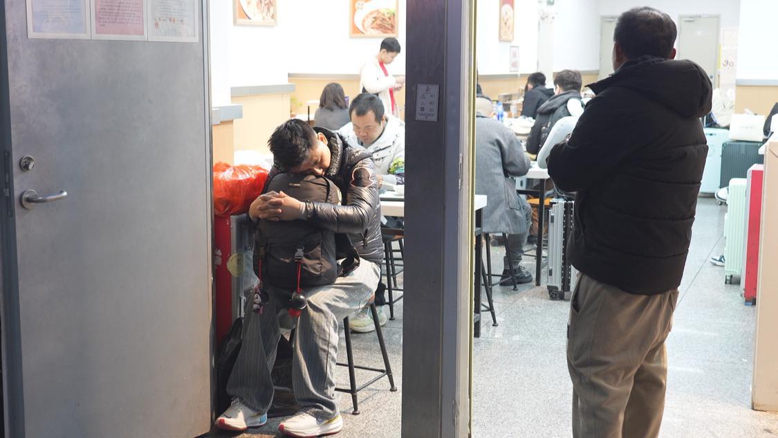 (630自采)春运特写:奔向团圆的“通宵高铁” 从“想见”到“相见”20250121_112645.jpg