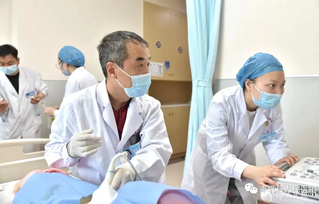 何小为前来就诊的病人开展超声诊断。（受访者供图）.jpg