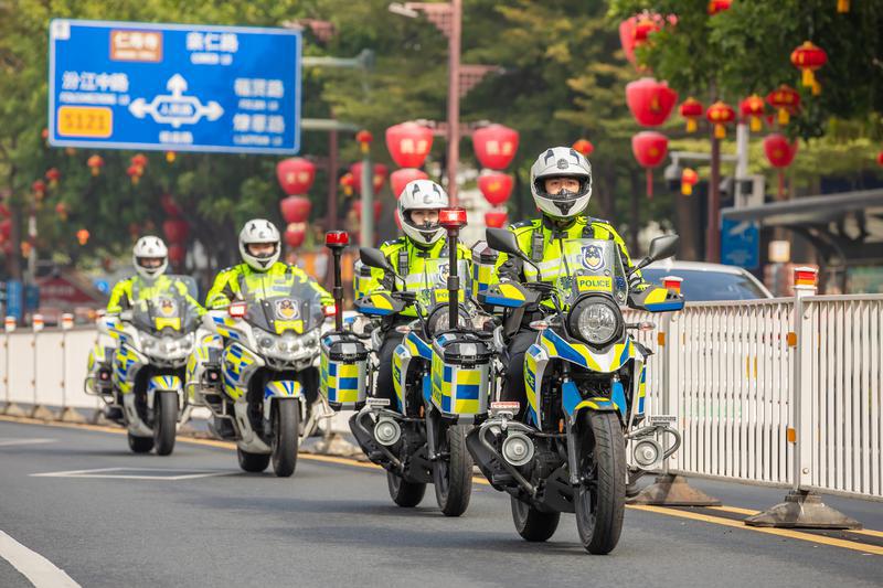 春节将至,佛山市公安交警支队交警铁骑持续加强巡逻力度,在祖庙路上,交警铁骑正在巡逻,在奔流不息的车河里,一道道黄色“闪电”,在警灯的映衬下疾驰而过,护航市民平安出行、顺畅出行。佛山日报记者王澍摄