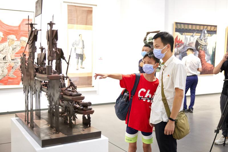 佛山市庆祝中国共产党成立100周年美术作品展在19日开幕。现场吸引了不少观众前往观展。/佛山日报记者吕润致摄