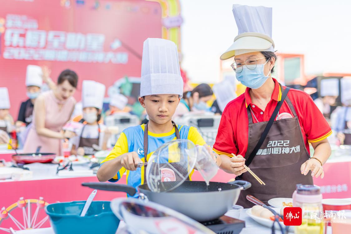 参赛选手在家长的协助下烹饪菜品。珠江商报记者林安迪摄。.jpg