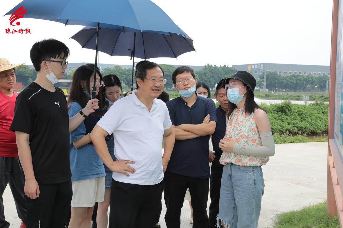经济学家刘守英一行在西樵镇调研集约农用地综合整治项目情况（钟梓泓拍摄）.JPG