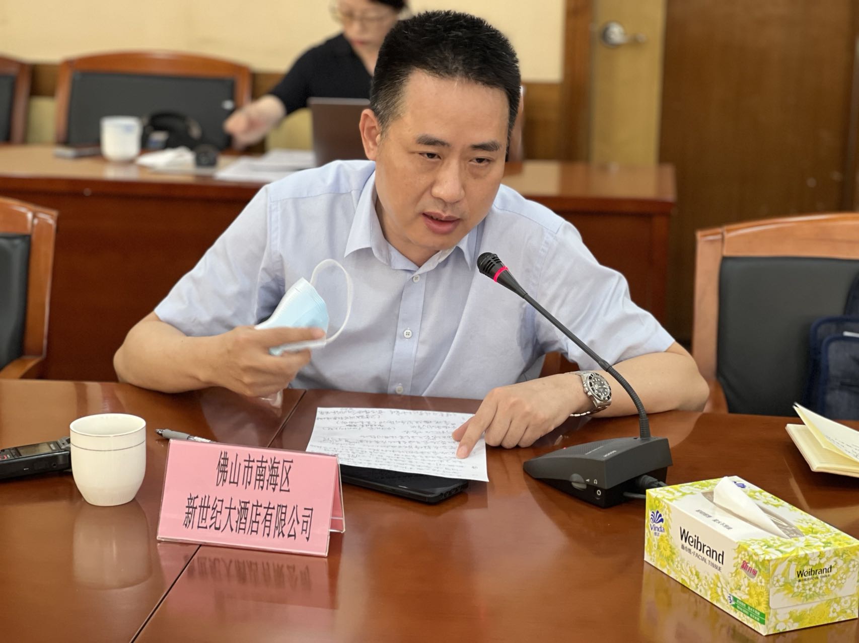 会商会议现场,企业代表在发言.jpg