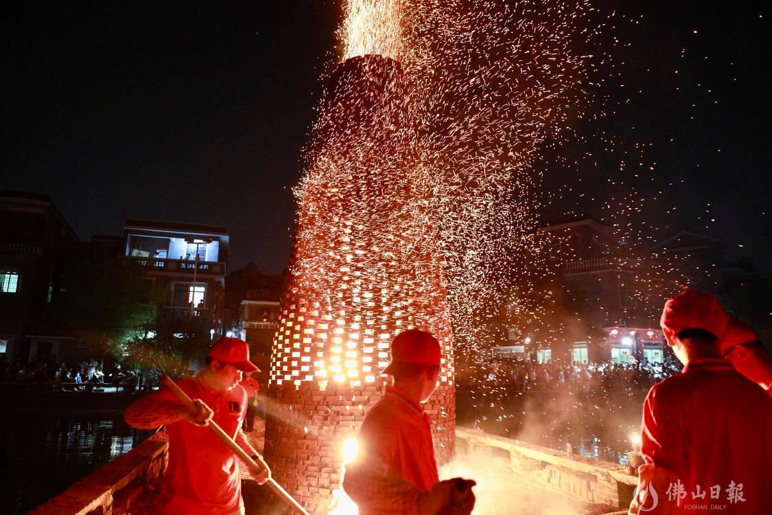 9月10日中秋节晚,南海区西樵镇松塘村村民举行烧番塔庆祝活动,现场热闹非凡。火光升得高寓意“步步高升”,火烧得越旺,寓意生活火红事事兴旺。/佛山日报记者吕润致摄