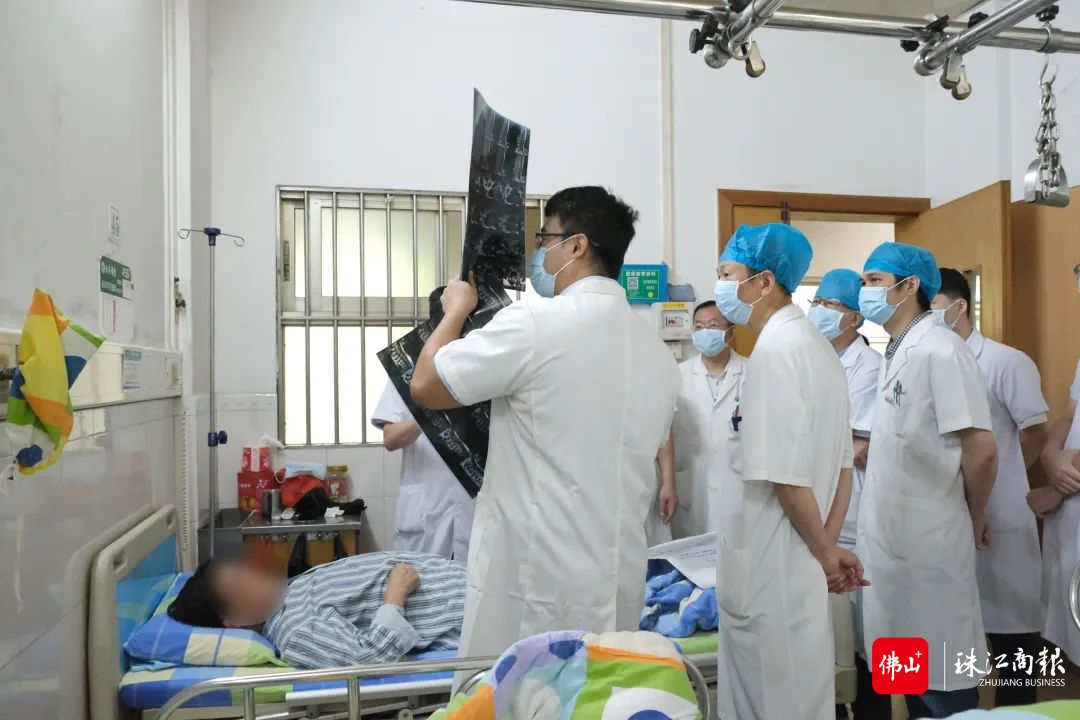 (边栏)胡旭民教授参加住院查房,并提出专科建议。医院供图.jpg