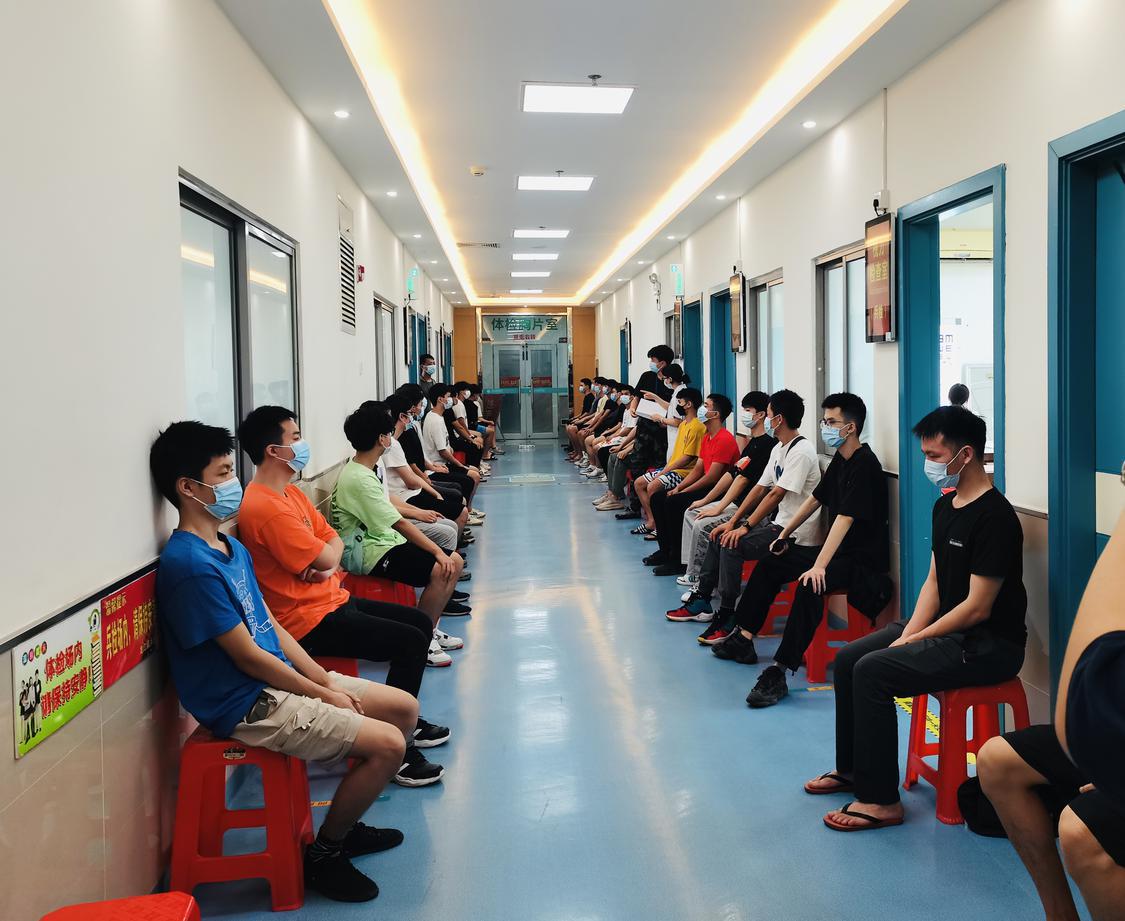 应征入伍青年参加体检。.jpg