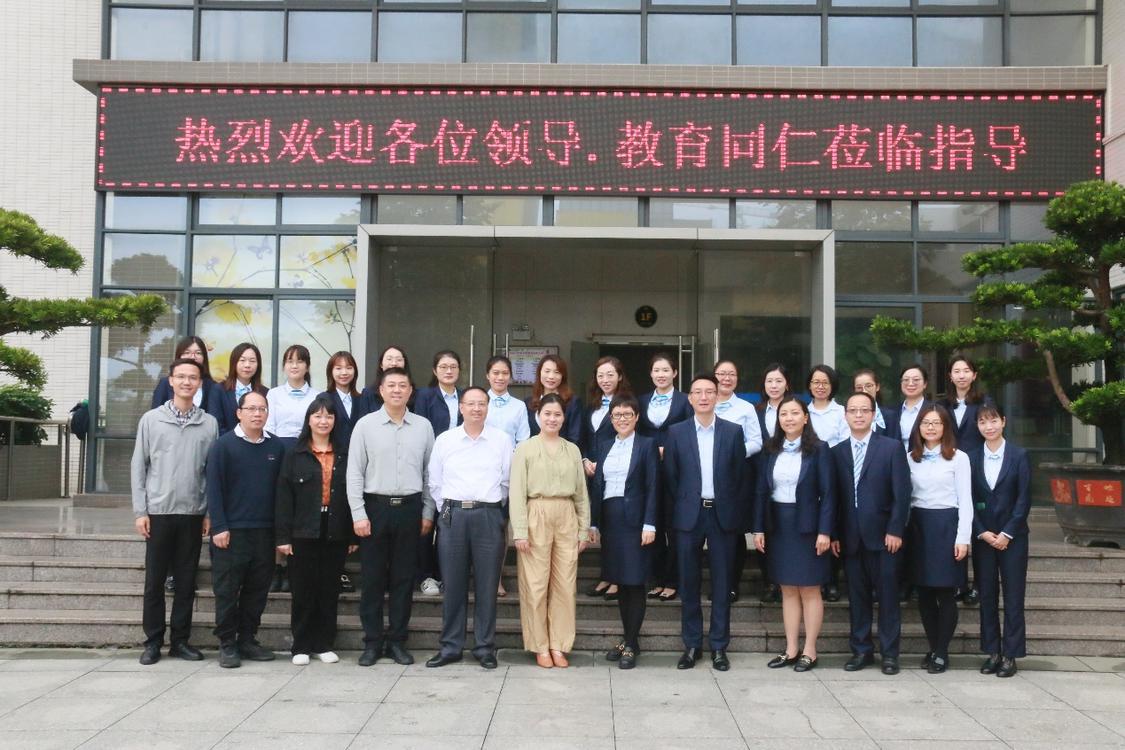 视导专家组与学校行政、科备组长、骨干教师、优秀教师合影留念.png