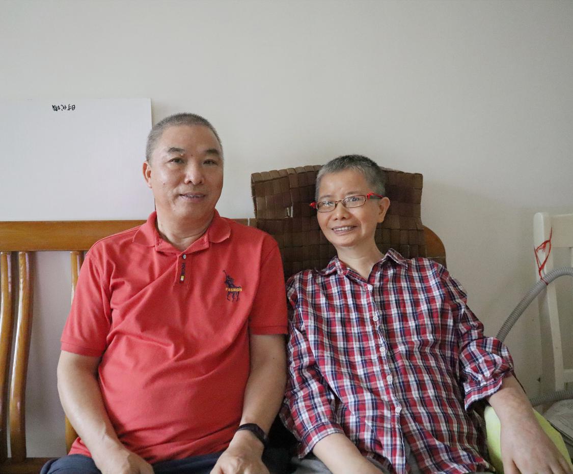 李天球和妻子何丽玲.jpg
