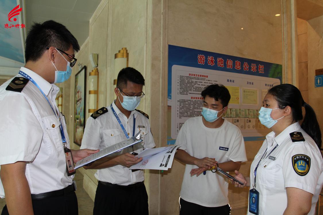 8月2日，卫生监督员指导游泳场所工作人员落实疫情防控措施及消毒工作.JPG