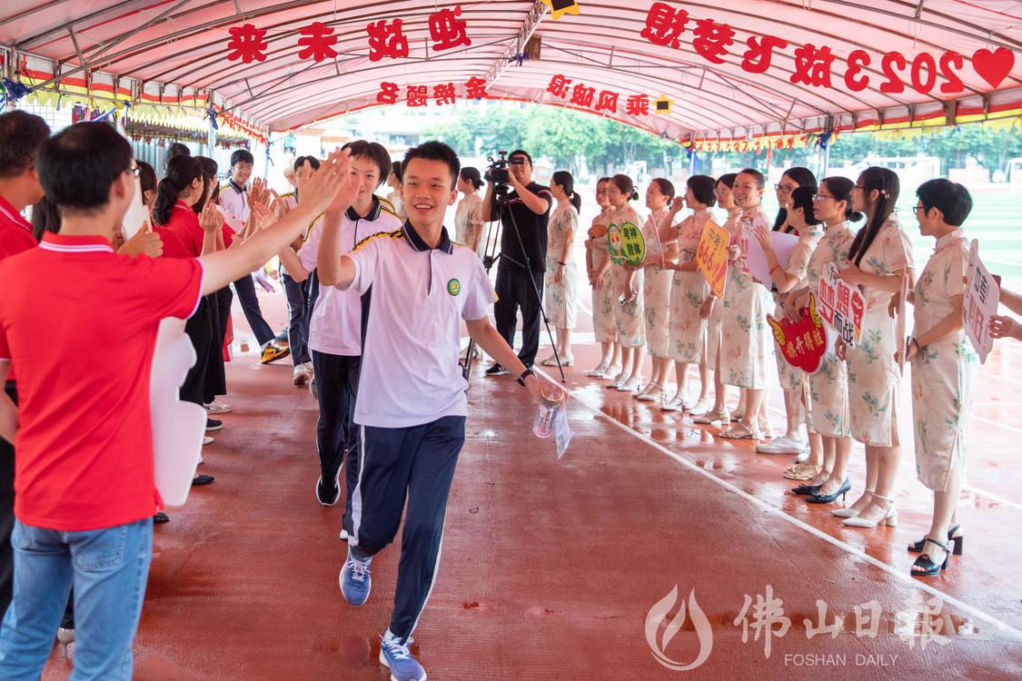高明沧江中学老师站在过道两旁,为考生加油(5379830)-20230626170602.jpg