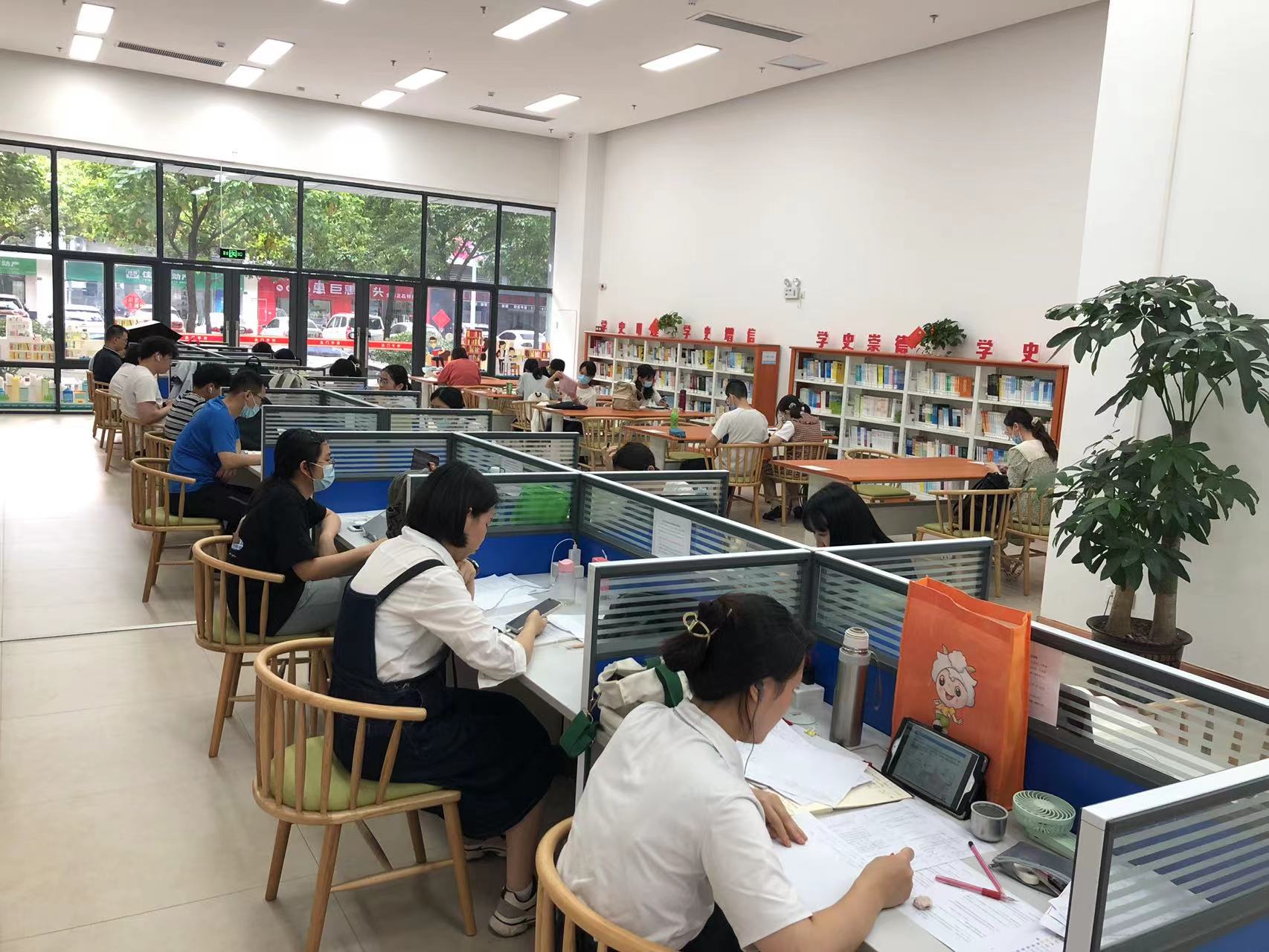 西南街道新时代文明实践所内,市民正在自习室学习。北江社区供图.jpg