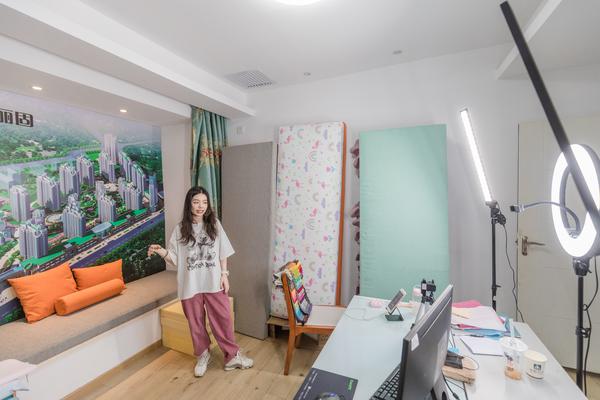 4月20日，在位于大沥镇广佛智城内的天猫佛山服务站，众多网红主播正在直播卖力带货，吸引了不少网友的观看和点赞。/佛山日报记者王伟楠摄