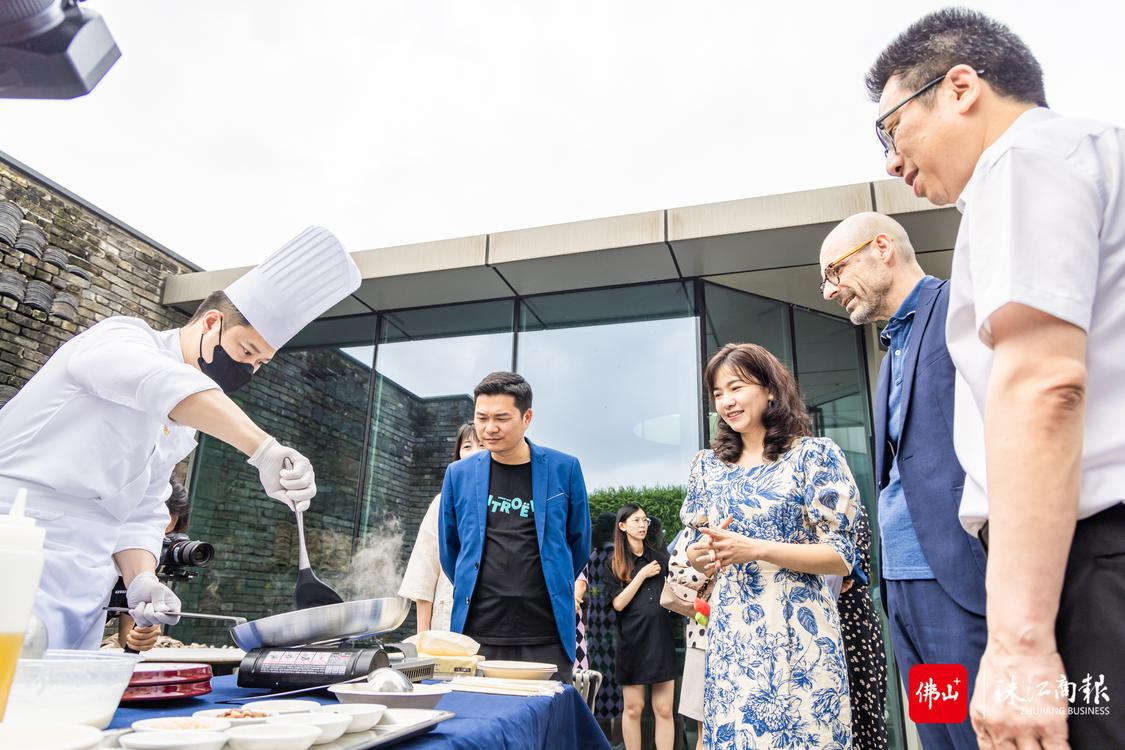 4月23日,2023中法文化之春·顺德音乐日新闻通气会在欢乐海岸PLUS举行,活动嘉宾正在观看本地厨师制作菜品。珠江商报记者林安迪摄.jpg