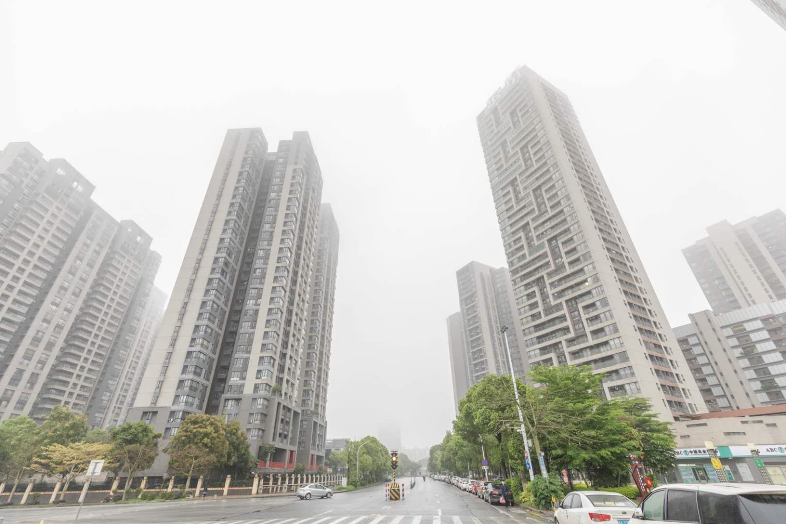 佛山顺德陈村镇一楼盘,笼罩在雨雾中。图/佛山日报记者王伟楠摄