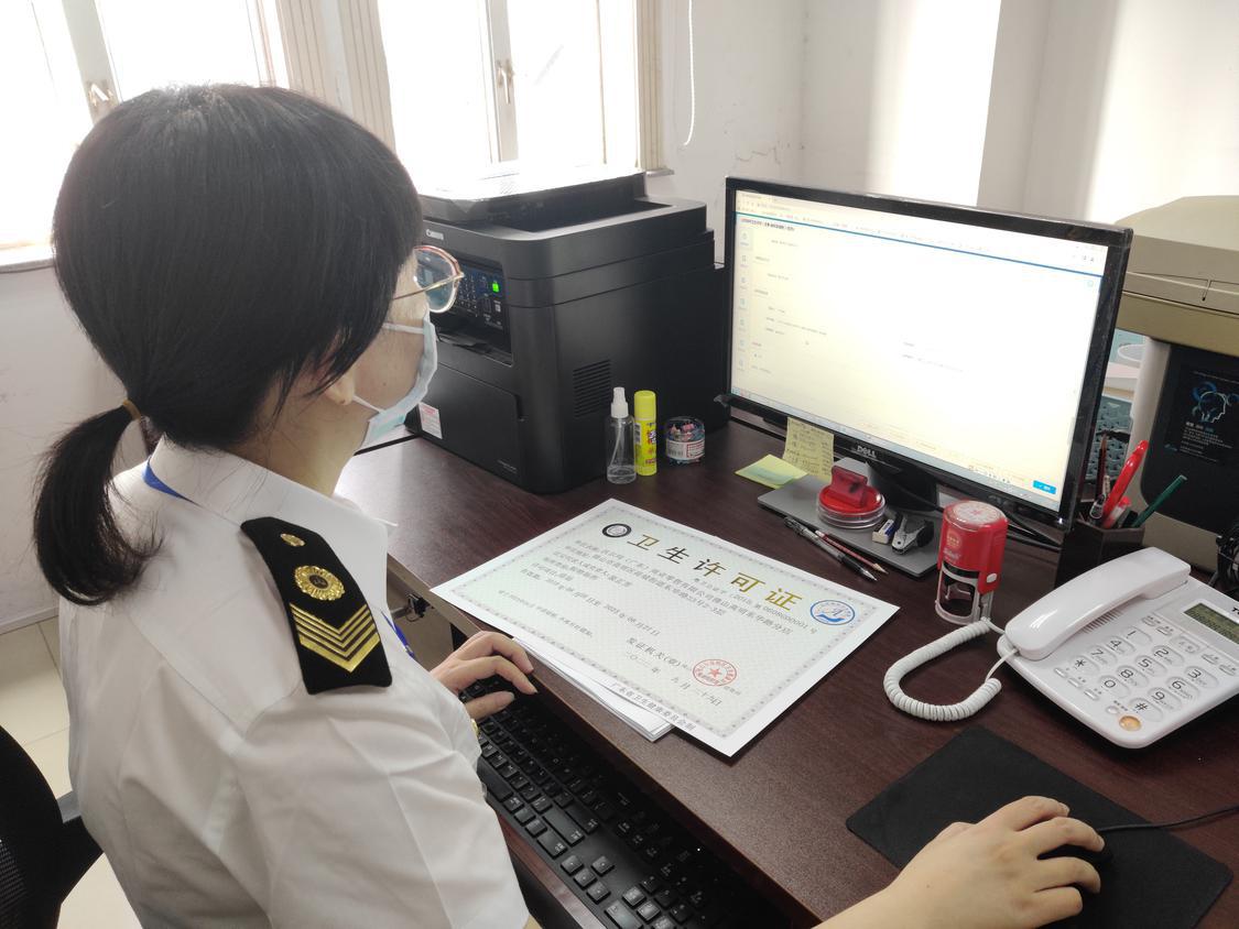 今天(9.29)上午,高明区卫生监督所工作人员打印好首张“秒批秒办”公共场所卫生许可证。通讯员供图.jpg