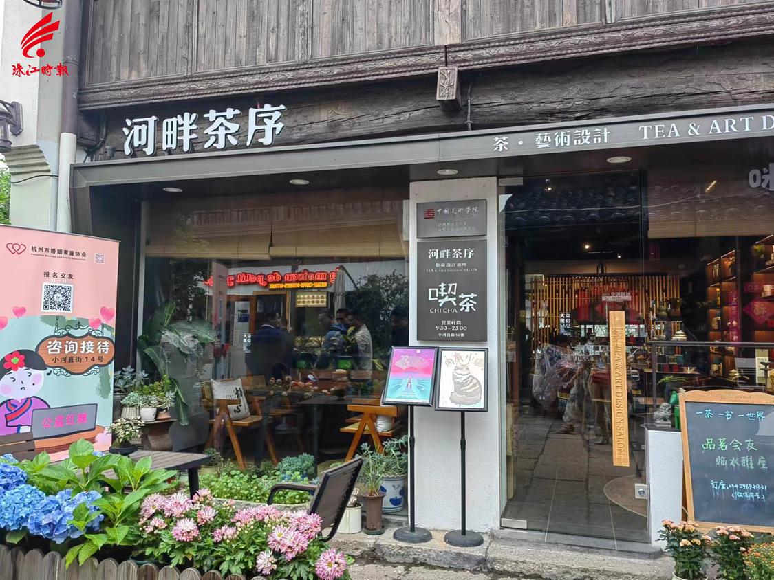 小河直街的店铺门口种满了花。.jpeg