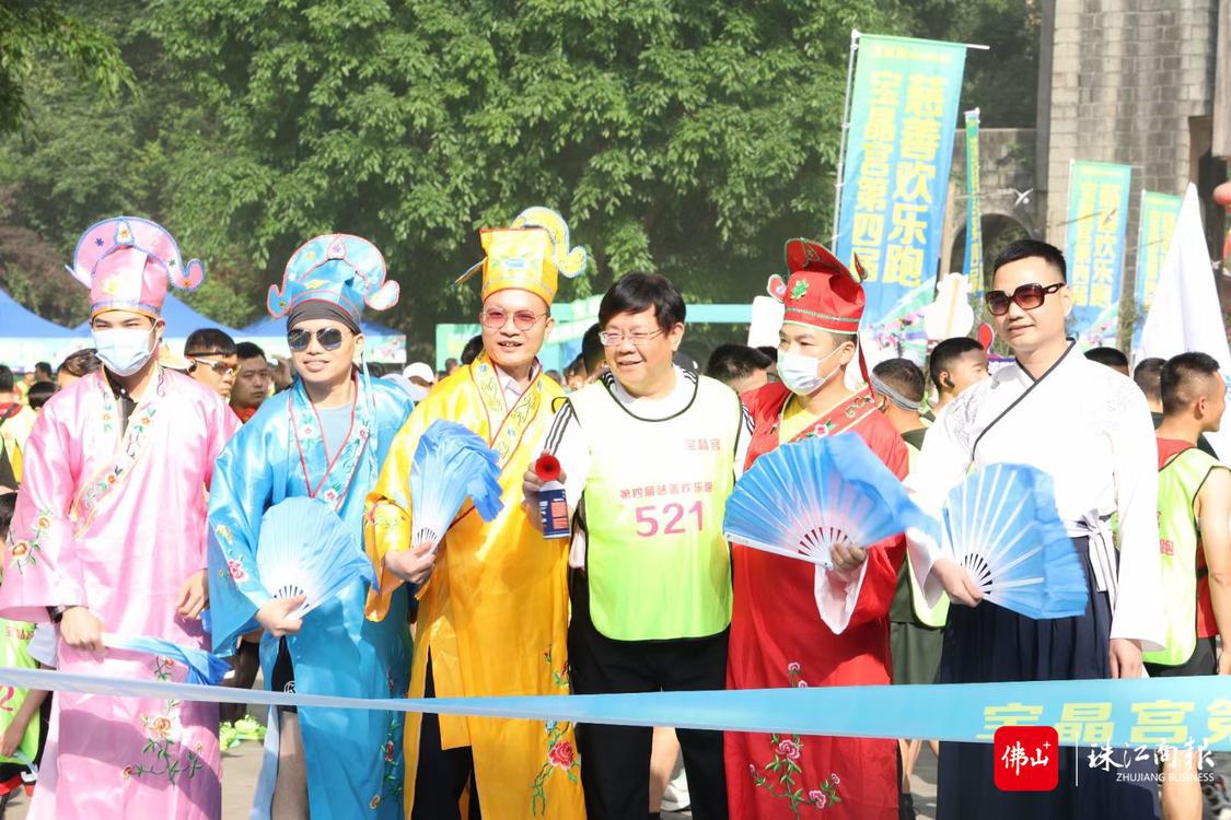 粉丝团为参加比赛的广东电视界知名主持郑达助威.JPG