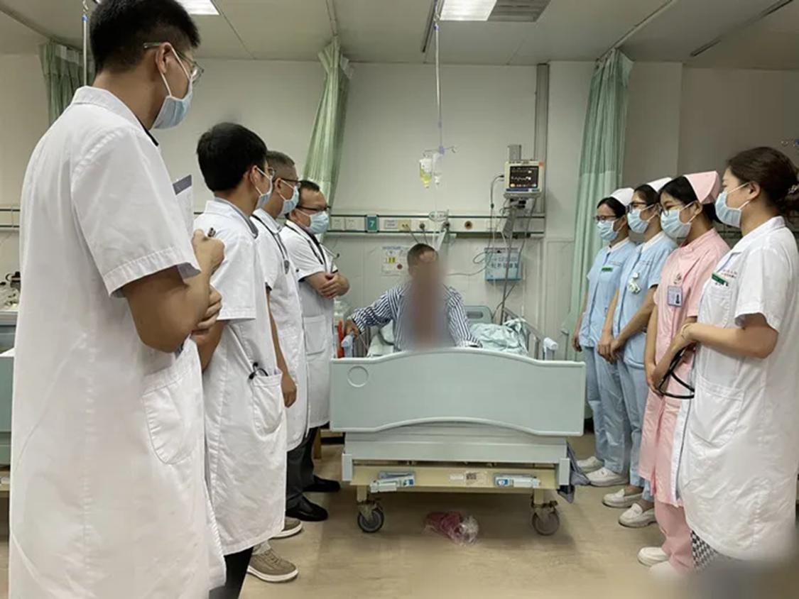 7月18日上午,区人民医院心血管内科医护到达吴先生病床旁进行查房。医院供图.png