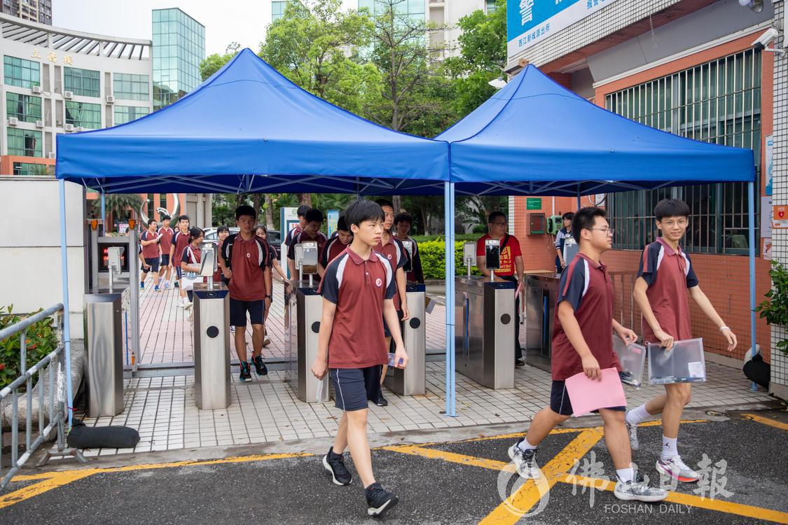 中考结束,高明德恒菁英学校考生走出高明沧(5402641)-20230628193555.jpg