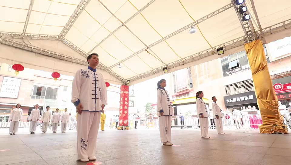 “佩弦杯”第一届熊氏少林大易筋经公开赛在禅城区普君新城步行街北广场举行。视频/佛山日报记者符诗贺制作