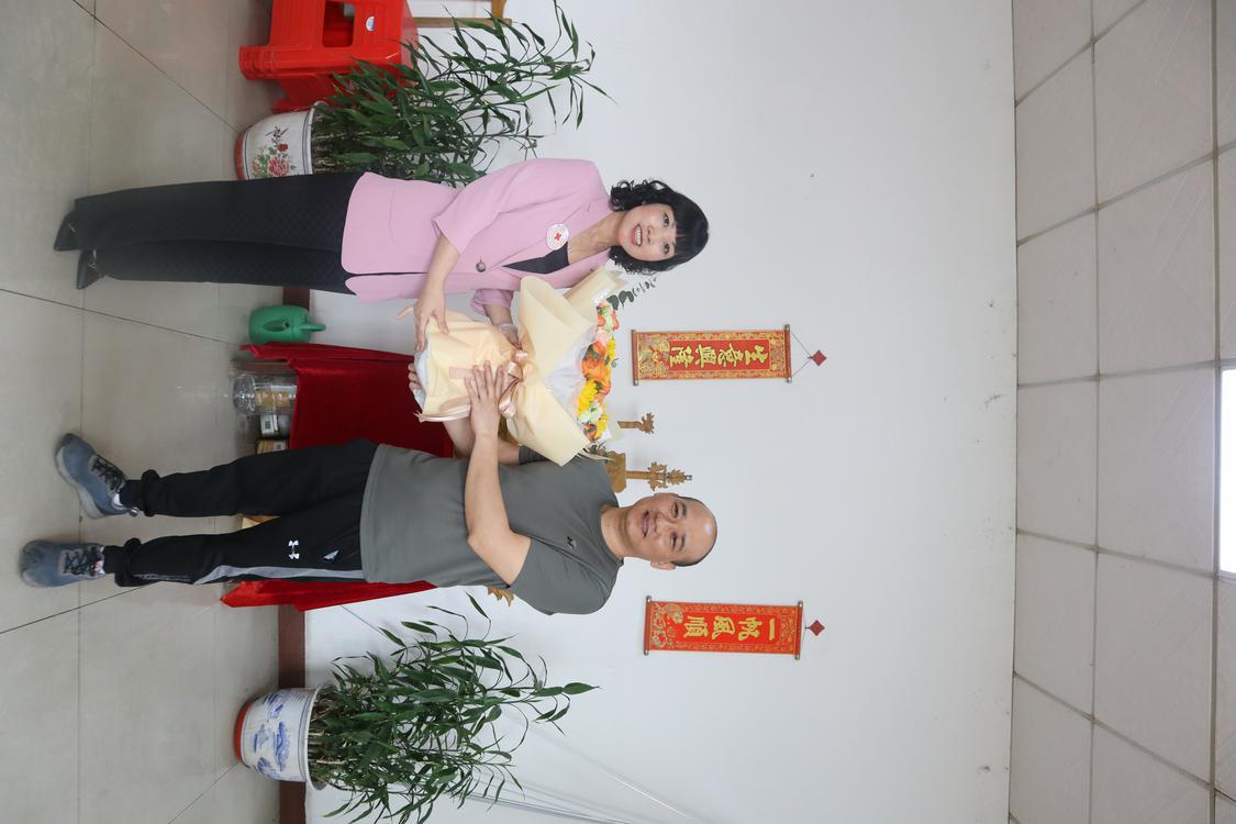 区红十字会向霍启桓赠送鲜花。.JPG