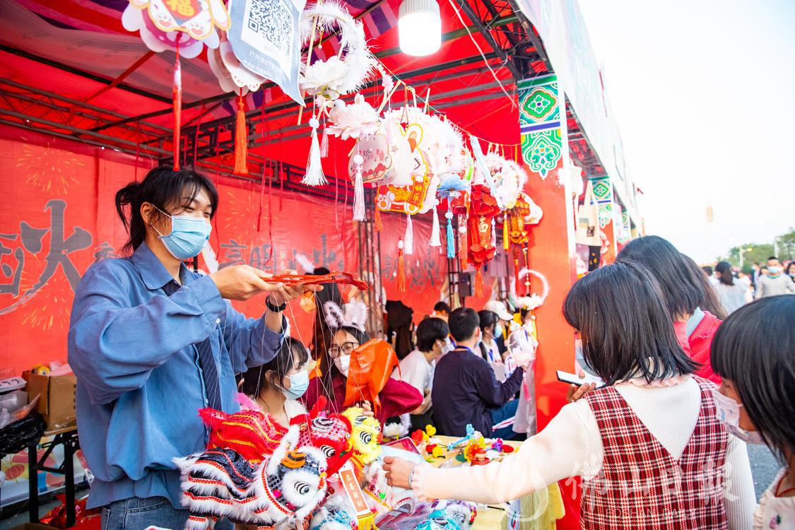 市民在高明迎春花市挑选文创产品。佛山日报(4009720)-20230116205445.jpg