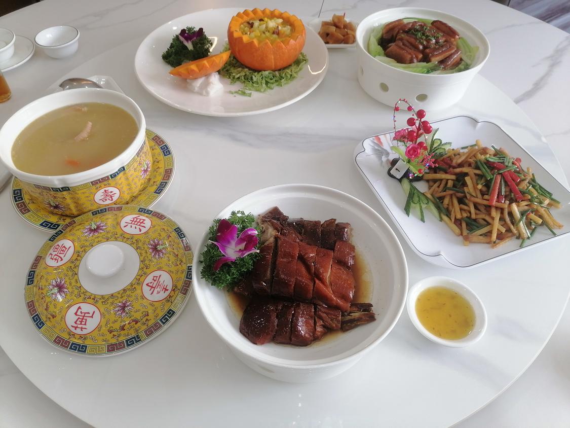 明城揽月“地标餐厅”出品的荔枝烧鹅、粉葛扣肉、龙骨粉葛汤、炒粉葛丝等。.jpg