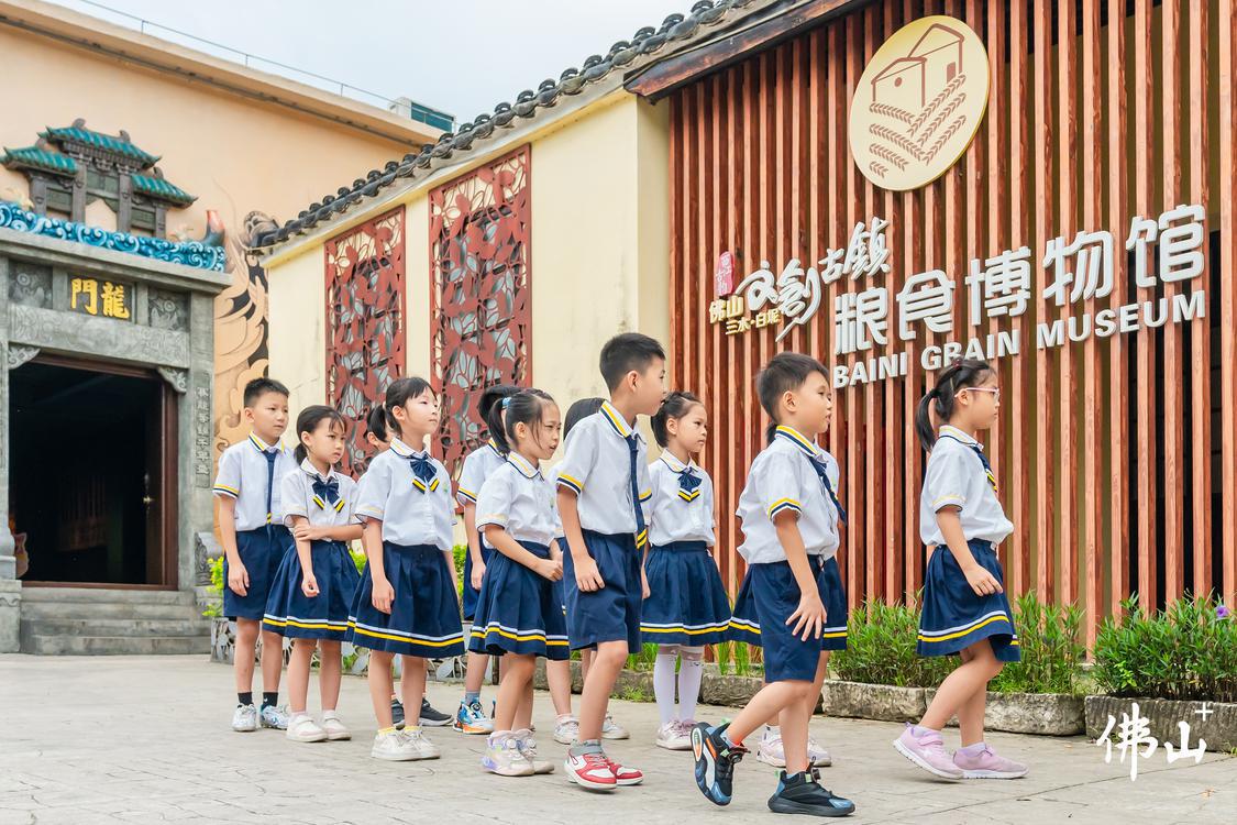 佛山文创古镇粮食博物馆内,前来研学的小学生络绎不绝。佛山市新闻传媒中心记者王澍摄.jpg