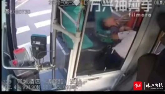 刘振华上前查看情况.jpg