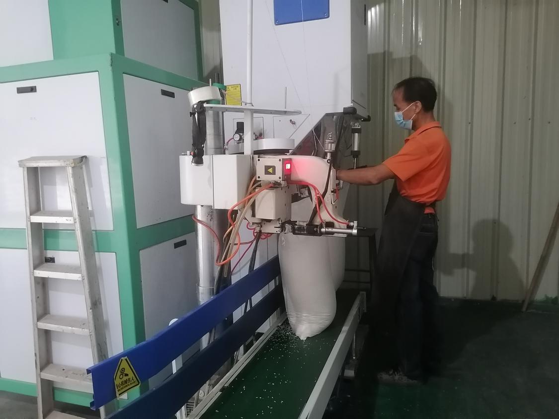 工人正在加工稻谷。.jpg