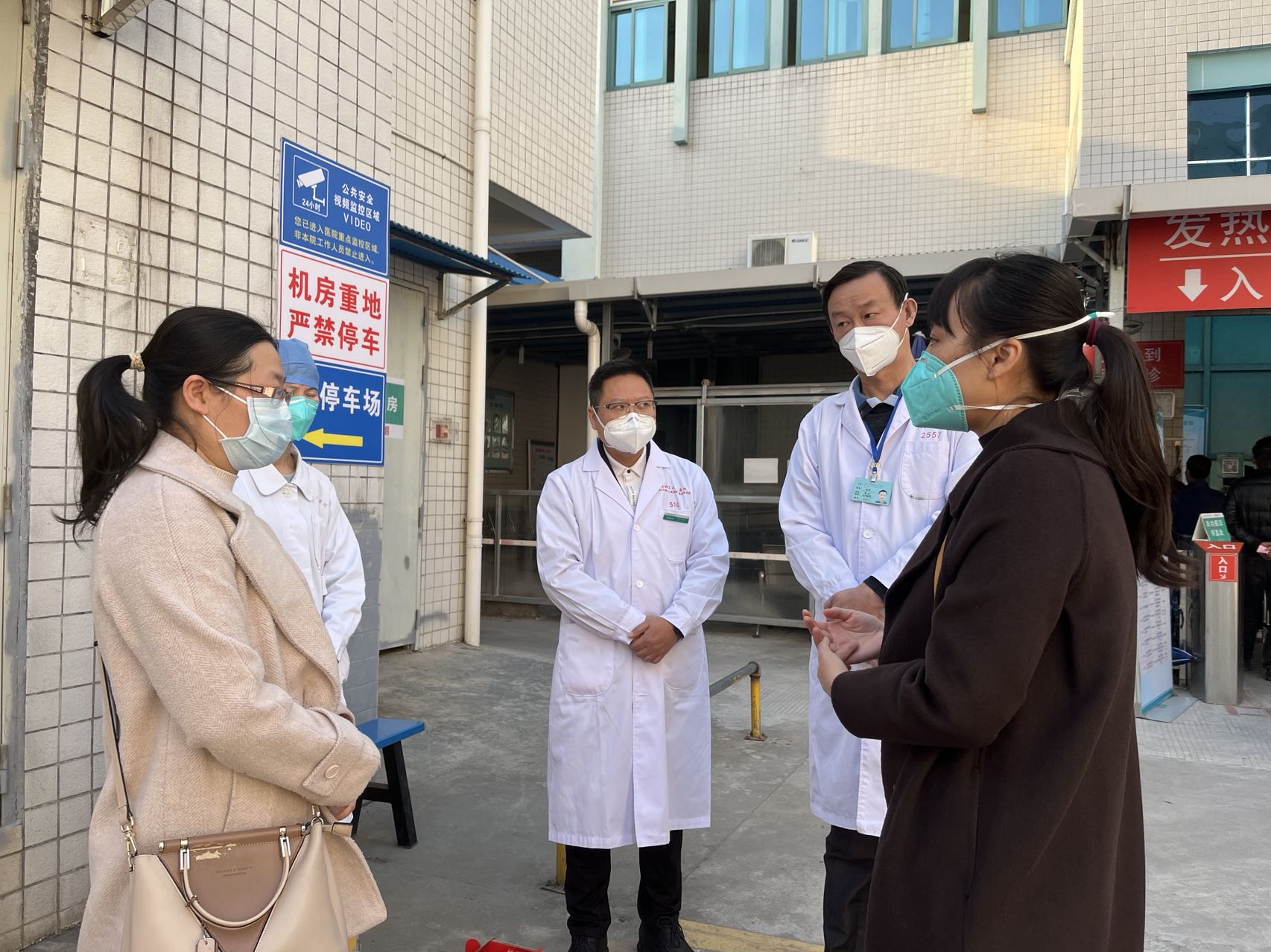 今日下午,副区长陈妍妍(右一)一行前往高明区人民医院和区中医院发热门诊对一线医护人员进行看望和慰问。佛山日报记者陈嘉懿摄.jpg