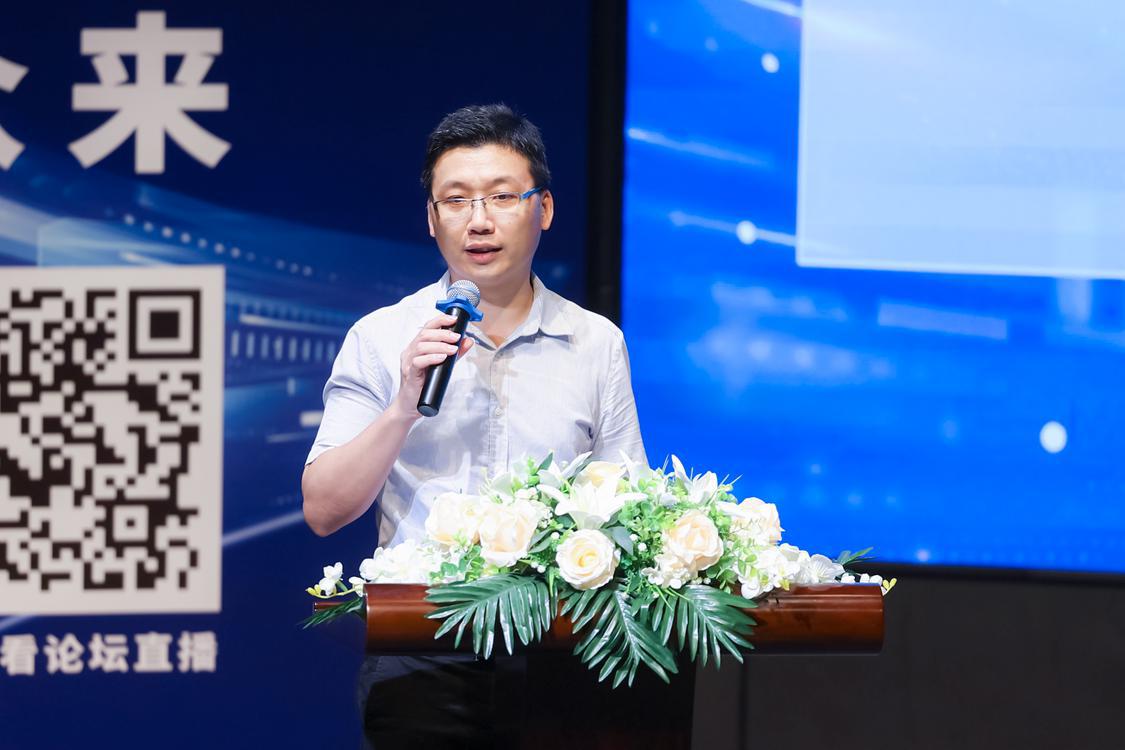 南海区教育局党组成员、民办教育行业党委专职副书记冼兆鹏.jpg