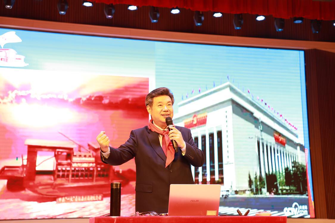 红色演讲家、红色书法家郑宏彪进校园作“红船精神”主题宣讲。.JPG