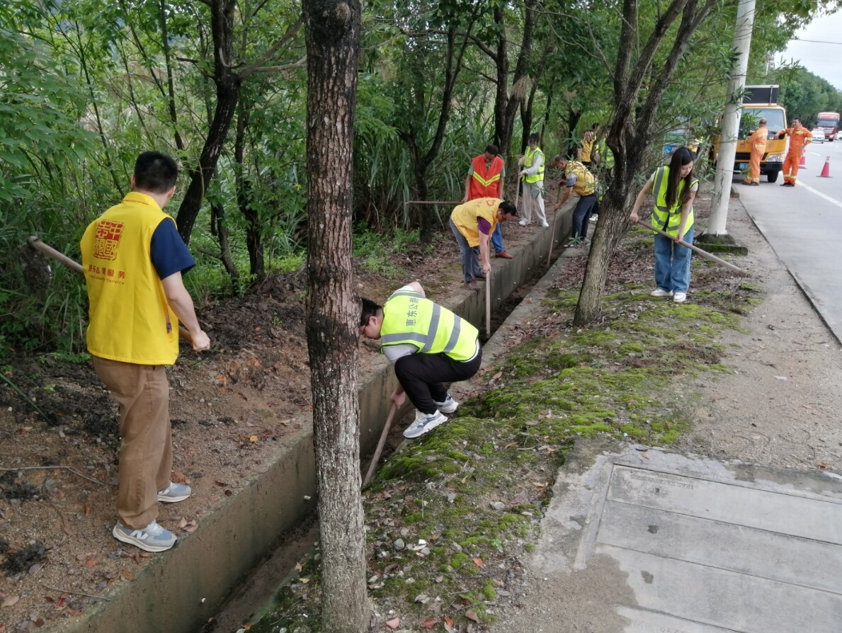 公路养护人员、志愿队伍大力开展公路清洁、绿化美化等公益活动。 公路养护人员、志愿队伍大力开展公路清洁、绿化美化等公益活动。