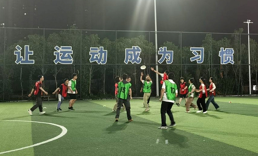 惠城青年上夜校体验飞盘运动。 惠城青年上夜校体验飞盘运动。