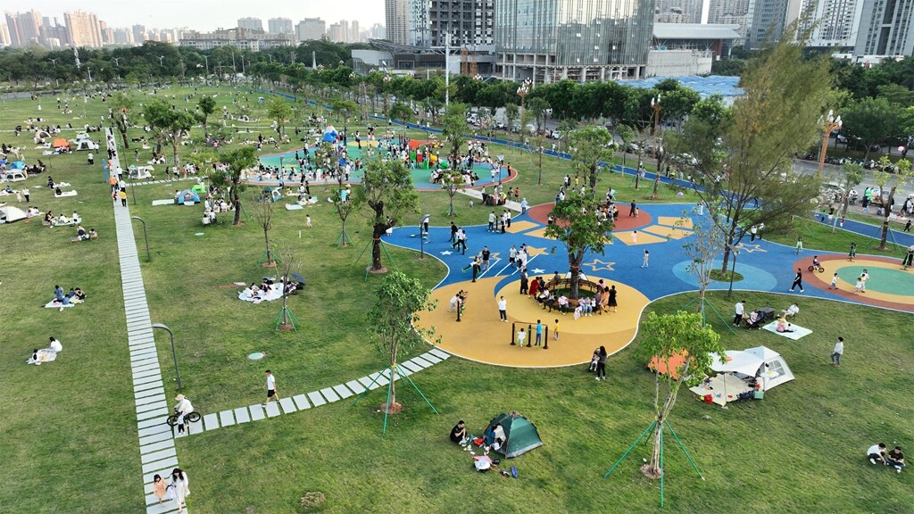 市区市民公园二期增加了很多儿童健身娱乐设施。 市区市民公园二期增加了很多儿童健身娱乐设施。
