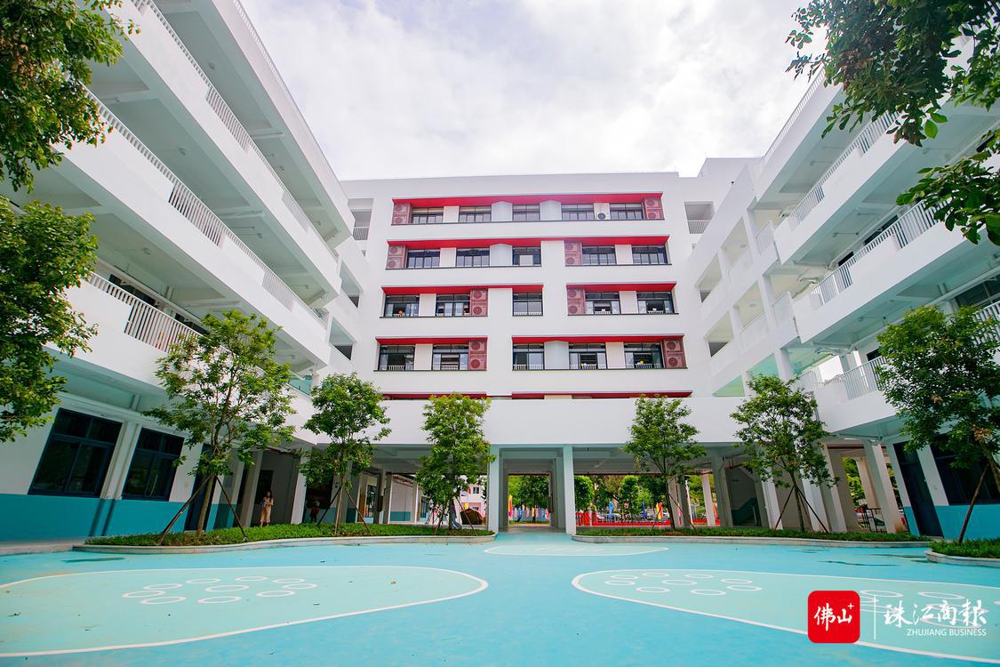 龙江外国语学校附属小学(旺岗小学校园环境优美。(珠江商报记者朱德文摄).jpg
