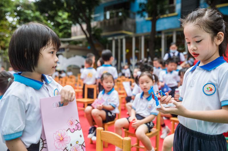 9月1日,开学首日,南海区机关第二幼儿园,孩子们互换礼物,相互认识。/佛山日报记者王伟楠摄