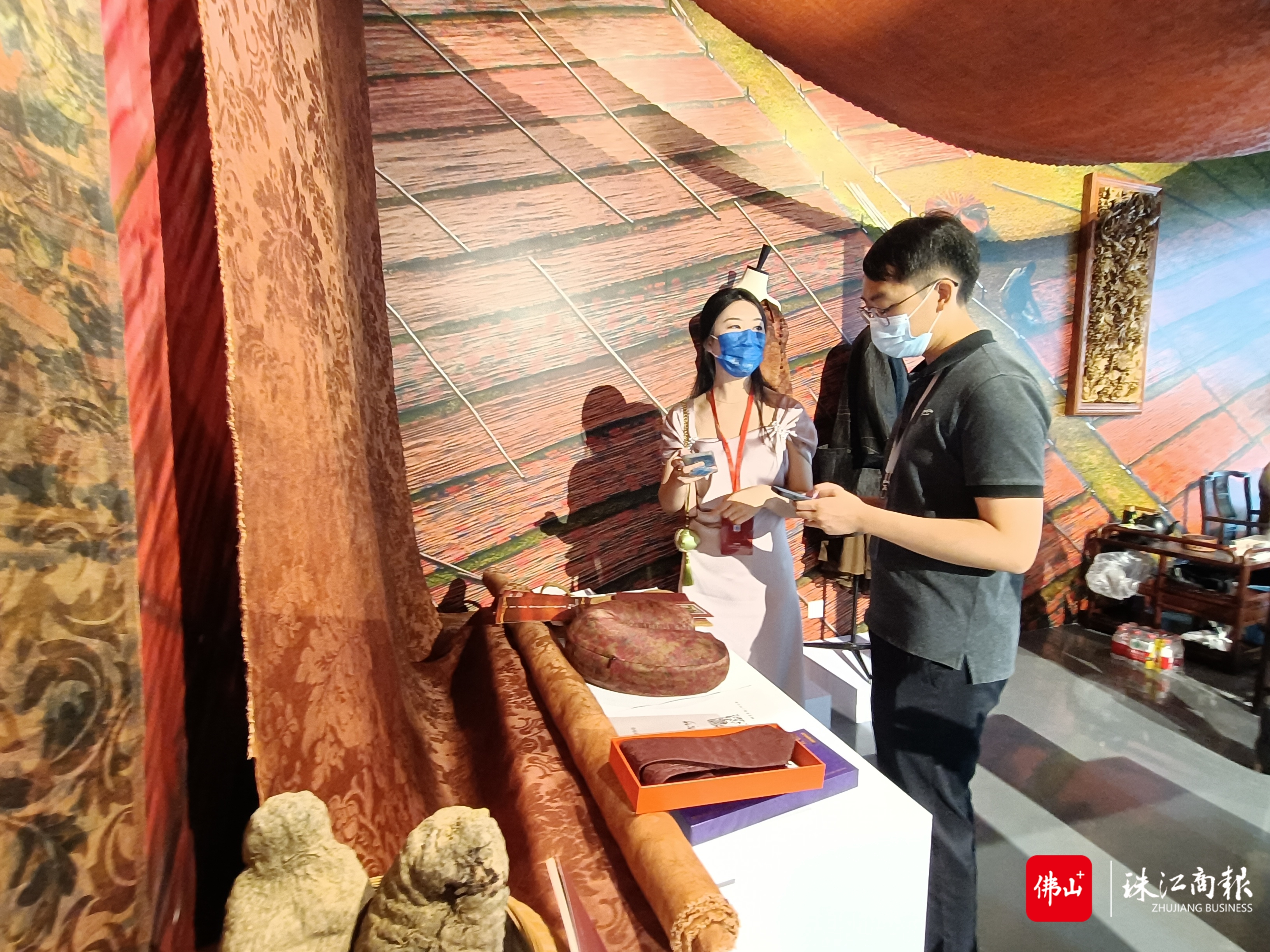“锦绣世界——2022年首届非物质文化遗产织绣印染技艺精品展”举办现场.jpg