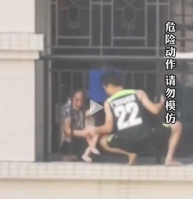 黄云聪救人视频截图。.jpg