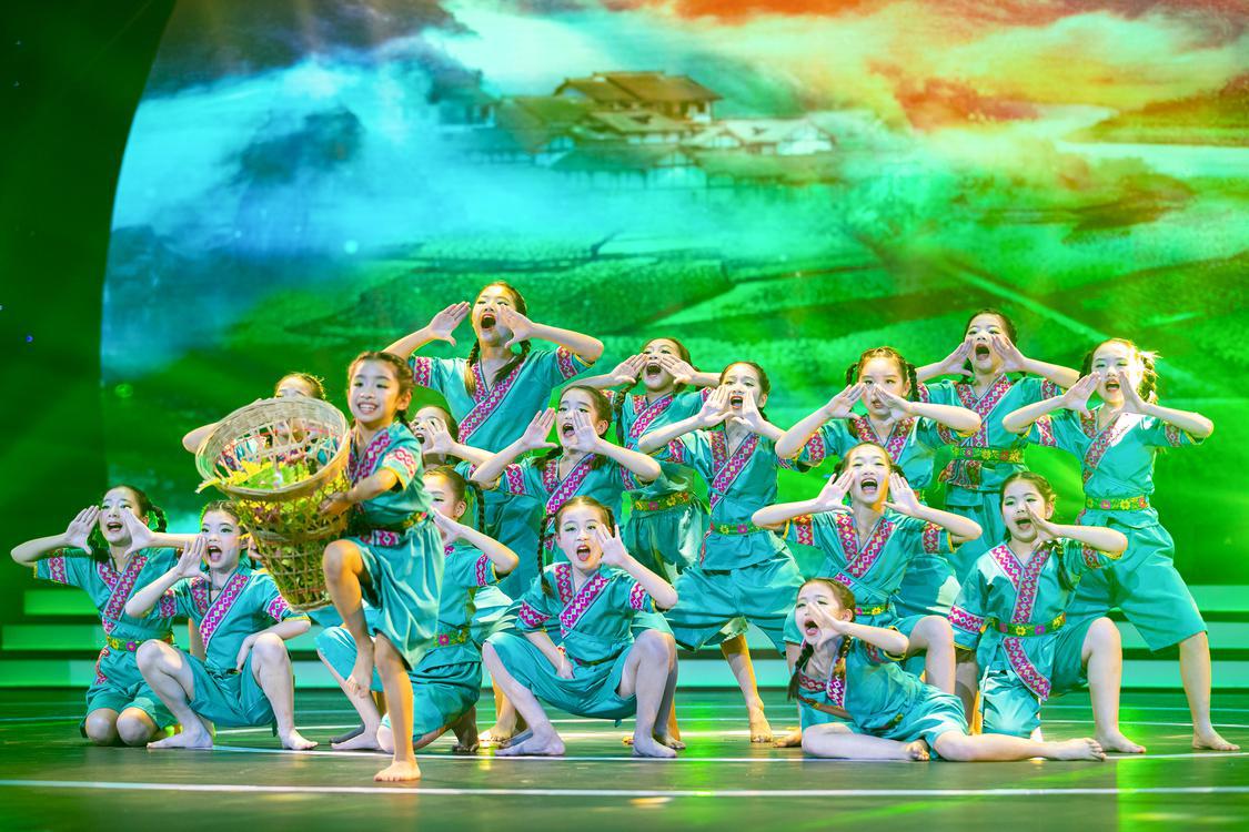 “永远跟党走”佛山全民综艺大舞台总展演暨2022年全民综艺大舞台启动仪式在佛山电视台一号演播厅举行,少儿舞蹈《走山的孩子》表演团队:韵舞国际艺术中心。佛山市新闻传媒中心记者符诗贺摄.jpg