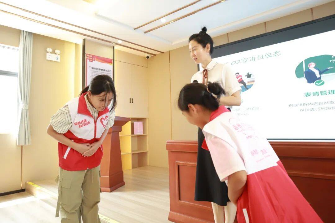 开展红小荔宣讲传播水东街文化志愿服务活动，图为为志愿者展示宣讲礼仪。