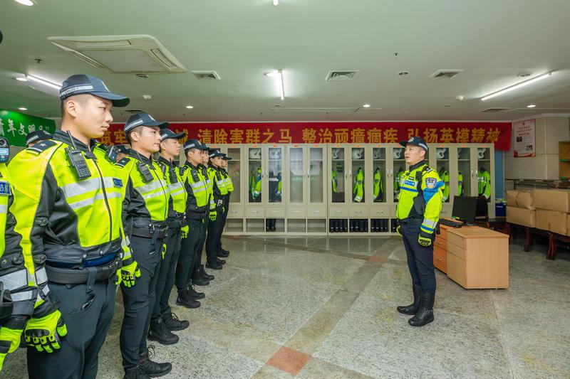 春节将至,佛山市公安交警支队交警铁骑持续加强巡逻力度,早上7时许,佛山市公安局交警支队机动大队二中队中队长高峰正在给队员们布置一整天的工作任务。佛山日报记者王澍摄