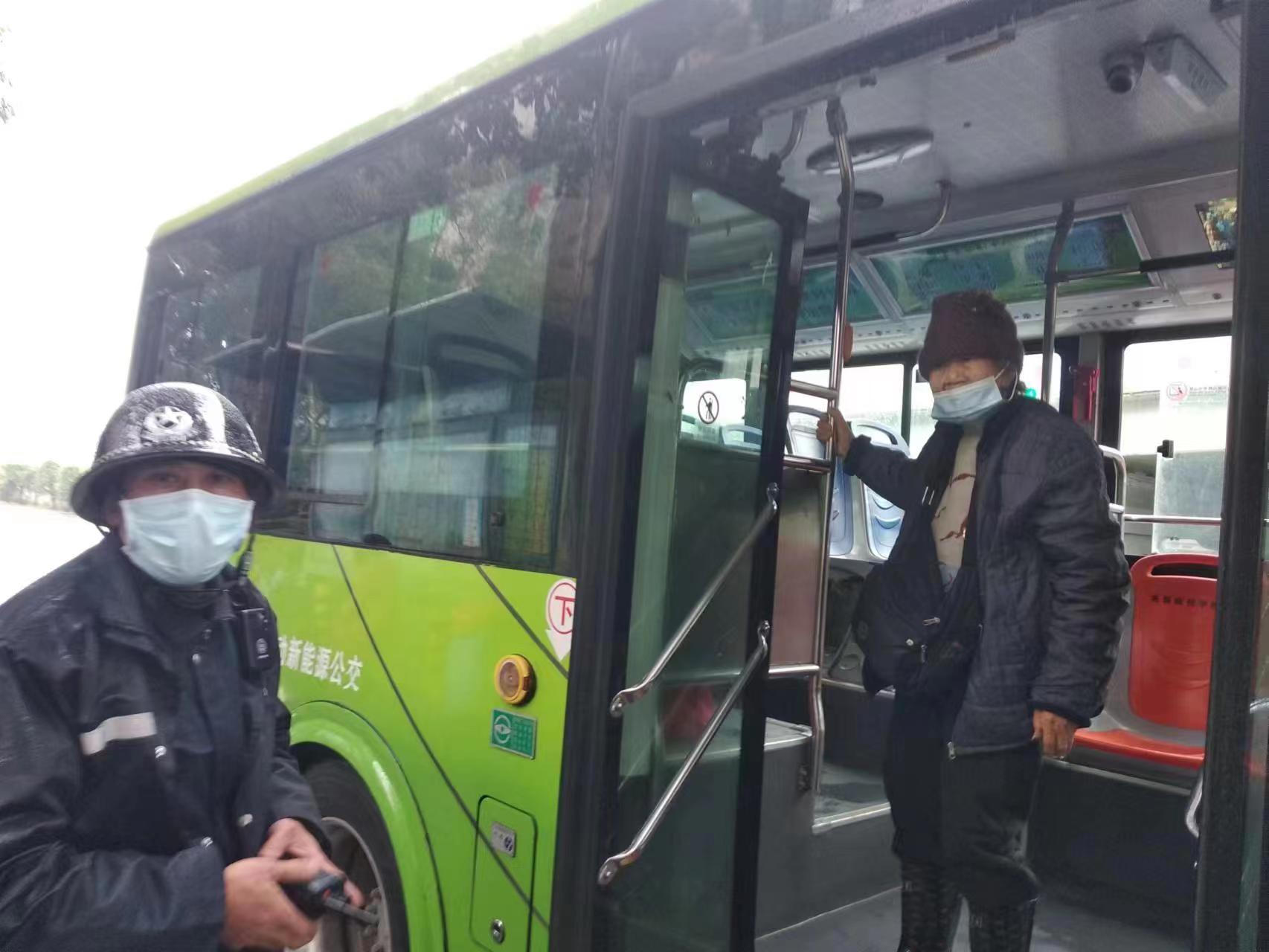 民警来到现场带走老人。通讯员供图.jpg