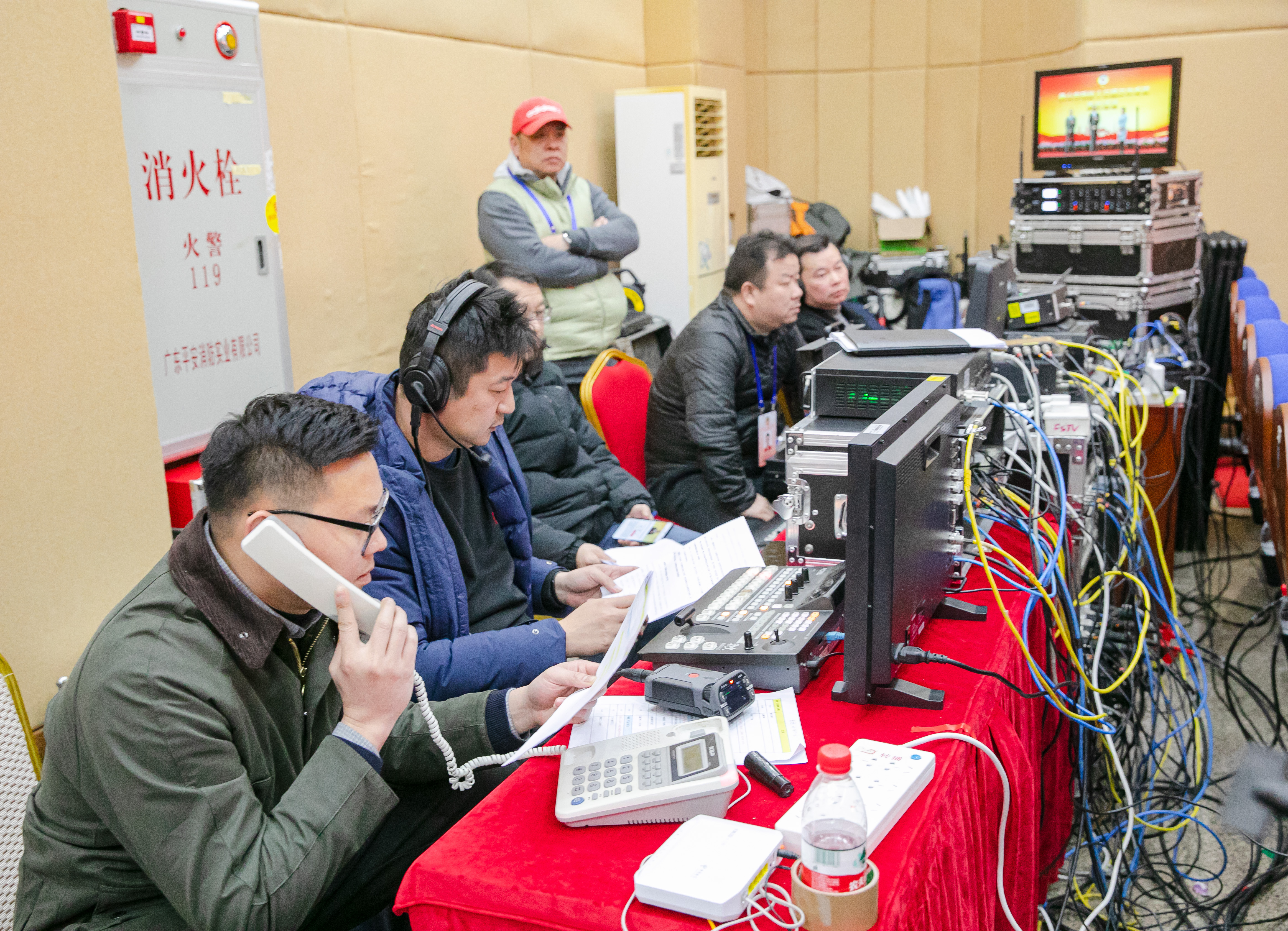 佛山市新闻传媒中心融媒新闻采集部记者在政协会场工作。佛山市新闻传媒中心记者 周春 王澍 摄.jpg